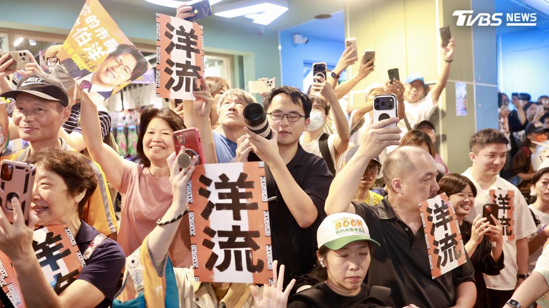 圖熱情民眾等待與沈伯洋互動。(圖/華子琛攝)