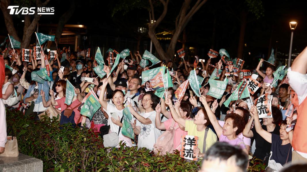 民眾塞爆承德公園。(圖/華子琛攝)