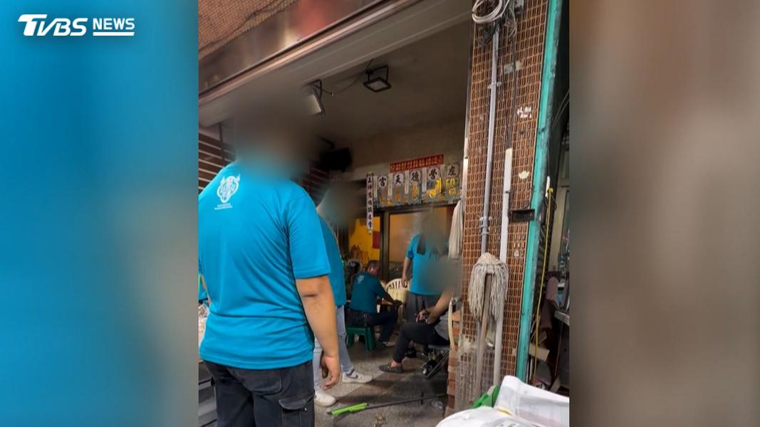和屋主發生口角,來參加廟會活動的好友憤而拿出小刀反擊。(圖/畫面翻攝 Threads @hou__678)