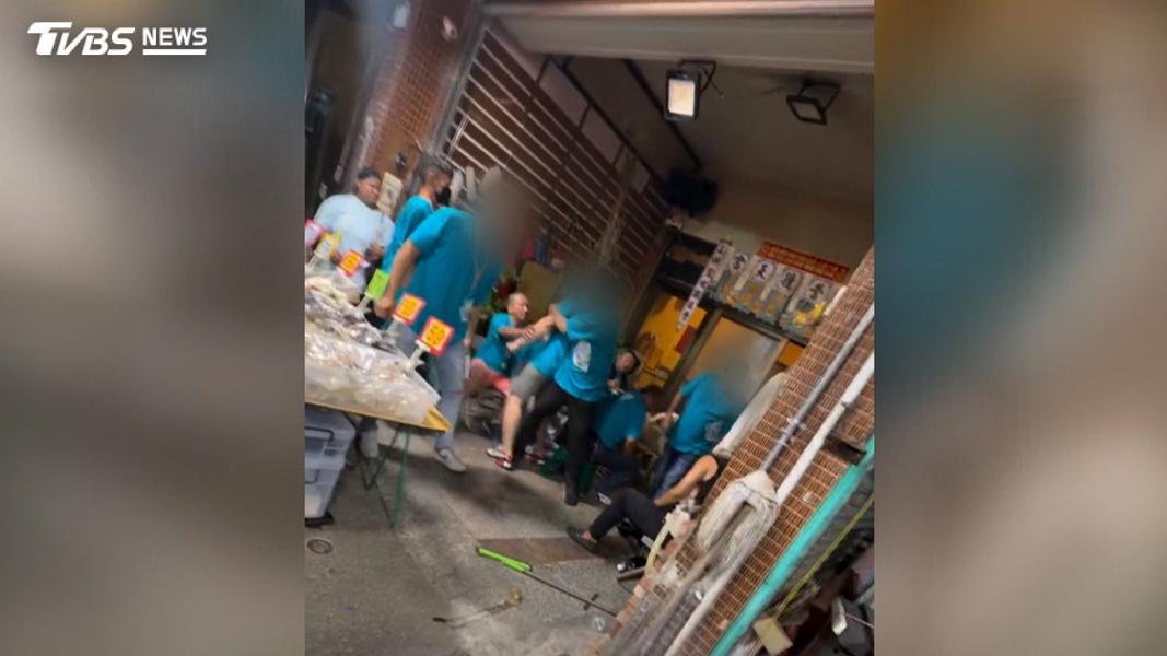 一度外傳是圍毆一群人打一人,警方將依社維法,把持球棒打人的屋主送辦。(圖/畫面翻攝 Threads @hou__678)