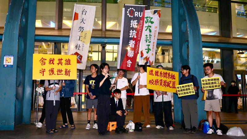 世新大學今天在台北小巨蛋包場舉辦校慶晚會,學團抗議校務資源配置不透明,欲舉標語進入場內,受到保全阻攔。校方回應,表達意見應理性,不認同危及安全、妨礙活動秩序的行為。(圖/李明瑀提供)