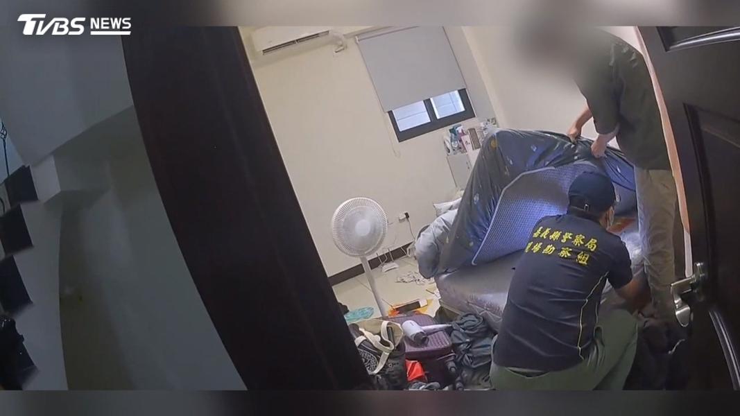 警方翻找男子租屋處,發現不只3C用品,連提款卡、女租客的貼身衣物都有。(圖/畫面翻攝 Threads@c.han18)