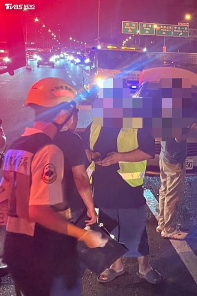 國1高雄連環事故!駕駛疑變換車道不慎 連撞2車失控翻覆釀2傷