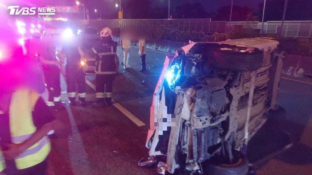 國道1號昨日發生翻車事故,造成2人輕傷送醫。(圖/TVBS)