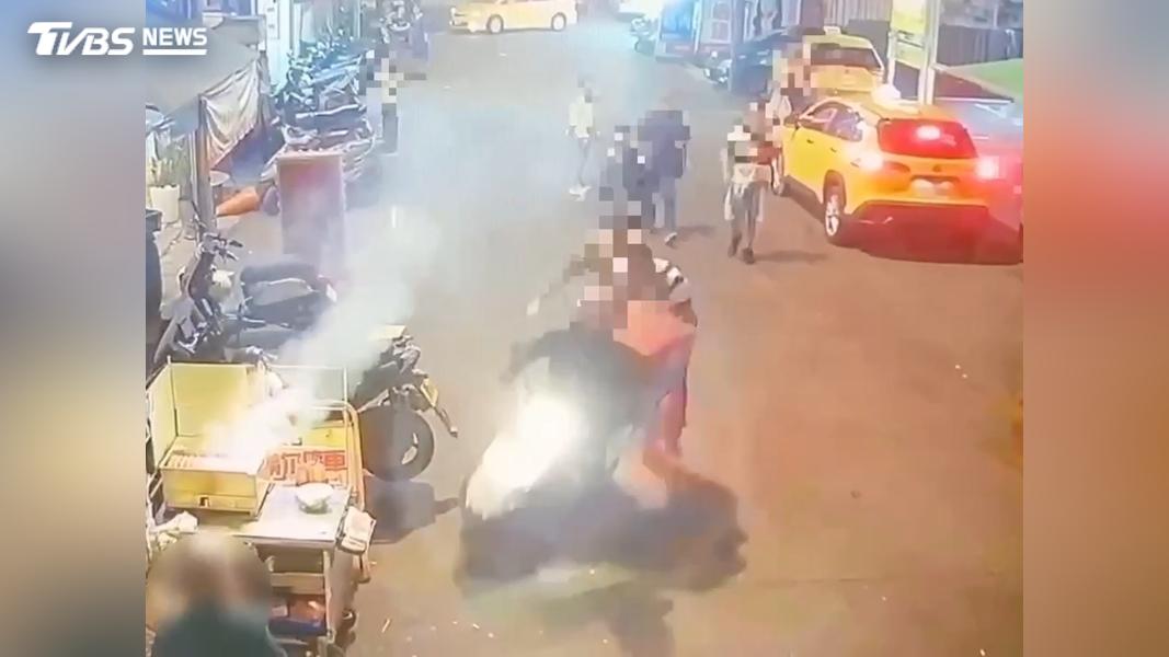 外送員未禮讓行人,當街與行人爆發口角衝突。(圖/TVBS)