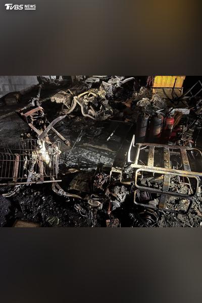 快訊/竹北郵局倉庫深夜突竄惡火 報廢電動車全燒成廢鐵