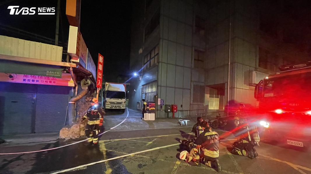竹北郵局深夜傳出火警,警消到場救援。(圖/TVBS)