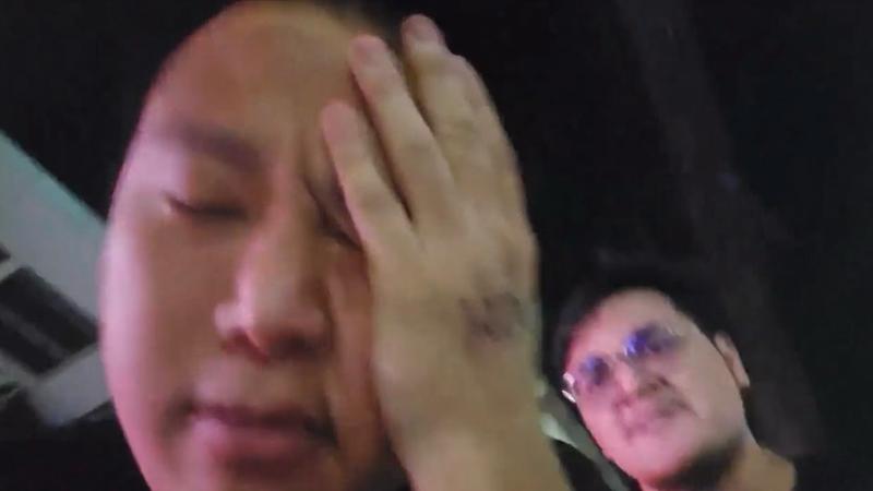 南韓直播主TAEMIN1998(左)在泰國曼谷街頭直播時與當地嘟嘟車司機(右)爆發衝突(圖/翻攝自reddit@r/LivestreamFail)