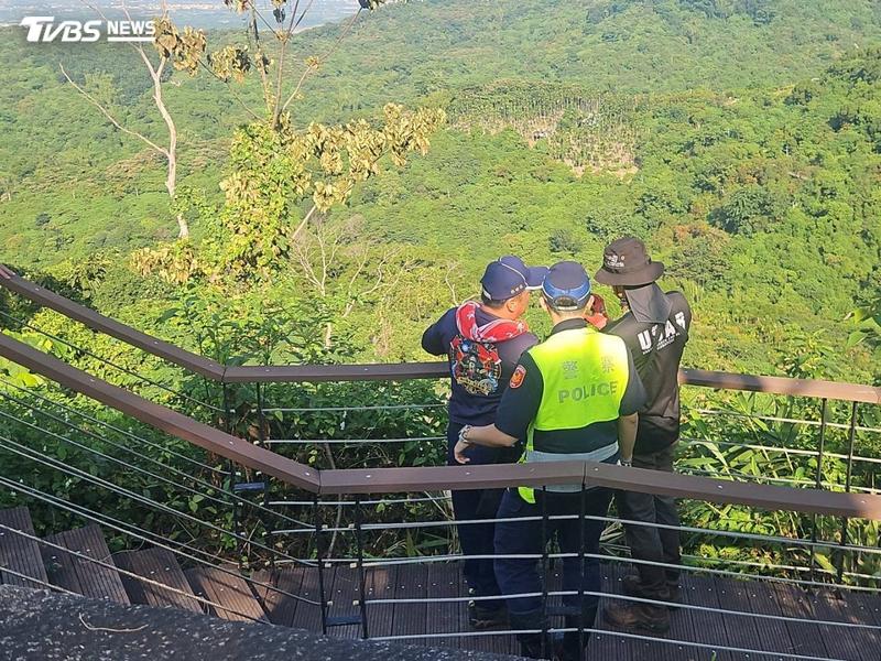 警消擴大搜索範圍,最終在森林公園一處山坡下尋獲
辛男。(圖/TVBS)