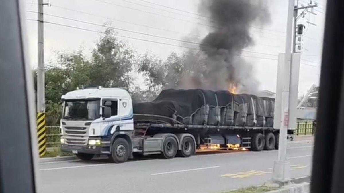送貨途中突火燒車!花蓮拖板車輪胎竄火 黑煙直衝天際
