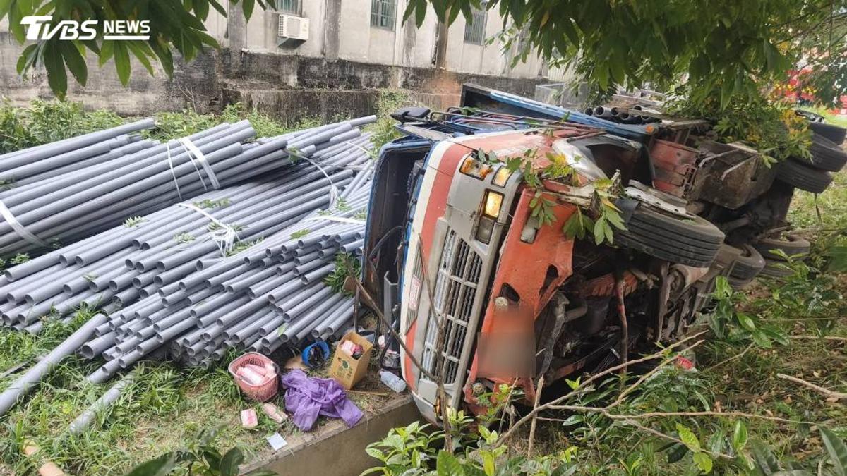 大貨車疑煞車失靈撞護欄...整輛倒臥邊坡 長水管噴濺散落