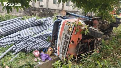大貨車疑煞車失靈撞護欄...整輛倒臥邊坡 長水管噴濺散落
