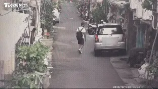 監視器拍下林男沿途割壞數輛機車坐墊的證據。(圖/TVBS)