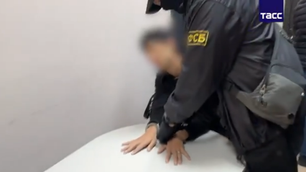 涉間諜罪!俄強扣日本記者「關鐵籠」畫面曝 最高恐面臨20年重刑