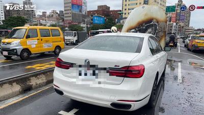 快訊/台北車站前BMW火燒車 烈焰燒穿引擎蓋