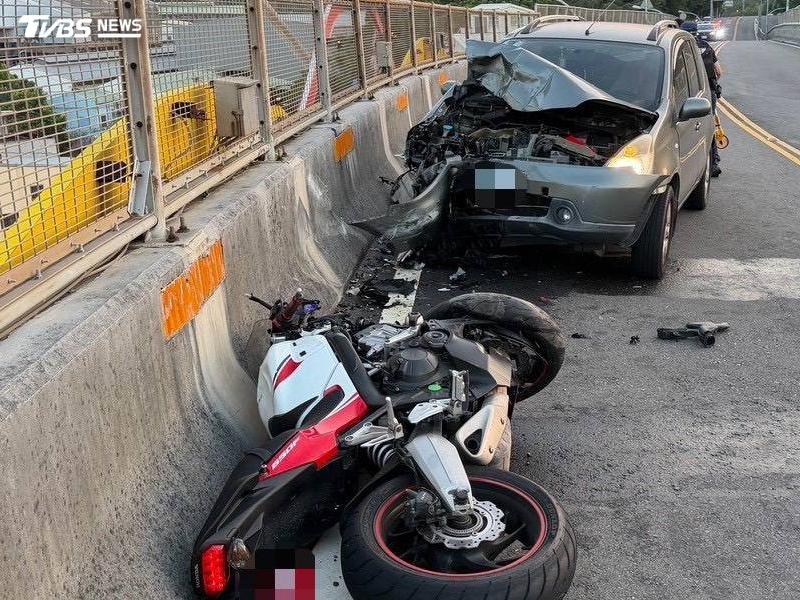 汽、機車發生嚴重碰撞。(圖/TVBS)