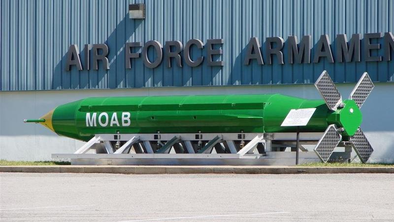有「炸彈之母」之稱的「GBU-43/B大型空爆炸彈」(MOAB)。(圖/翻攝自X@spectatorindex)