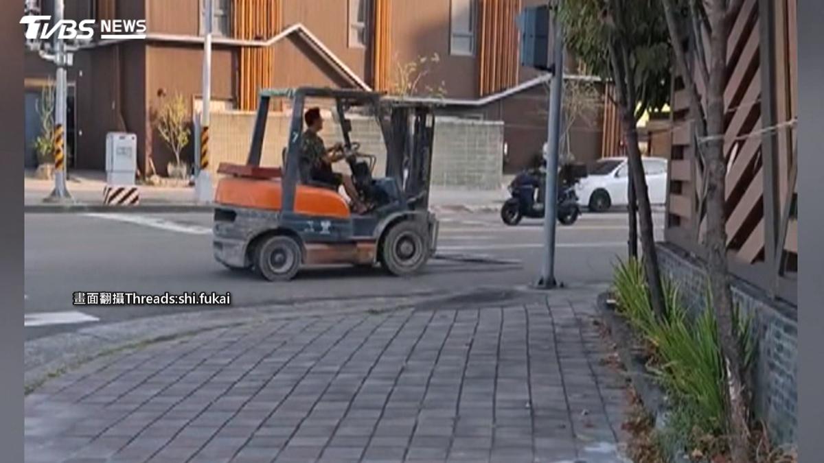 台中驚見「移動凶器」上路!堆高機牙叉朝前放 警車路過沒發現