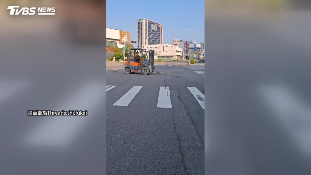 台中驚見「移動凶器」上路!堆高機牙叉朝前放 警車路過沒發現(圖/TVBS)