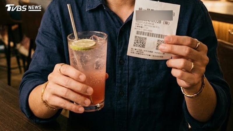 男方找到雞尾酒發票。(圖/AI 生成)