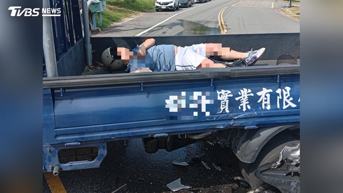 撞擊力道太猛!新竹18歲大學生騎車撞貨車 整個人飛進車斗