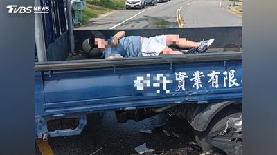 撞擊力道太猛!新竹18歲大學生騎車撞貨車 整個人飛進車斗