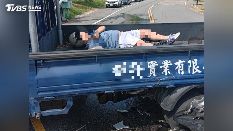 張姓男大生騎車下坡時,不慎與貨車發生碰撞,落在貨車車斗內造成右手、腳骨折。(圖/TVBS)