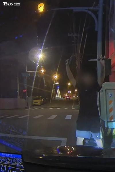 自己報案叫警察!花蓮男持槍拿刀站街頭 自曝吸毒「吃壞了」