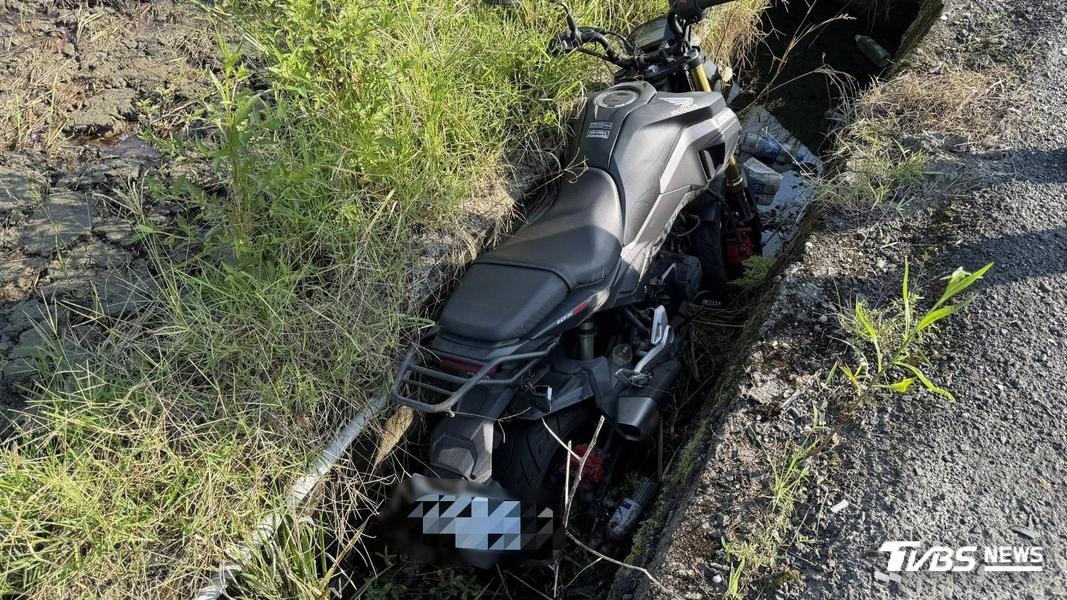 事發當下,騎士疑似沒有保持安全距離,撞上準備右轉的貨車,重機摔進水溝。(圖/TVBS)