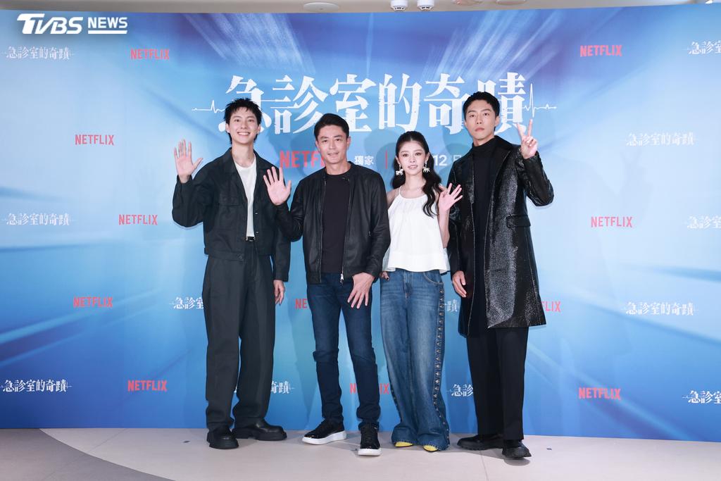 左起彭千祐、霍建華、詹子萱、蔡凡熙出席《急診室的奇蹟》記者會。（圖／黃城碩攝）