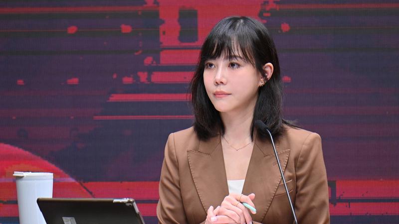 行政院發言人李慧芝向立院喊話普發一萬要「拉同一把弓」。(圖/行政院提供)