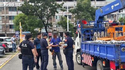 里長參選資格遭撤!高雄男開吊車衝選委會抗議 驚動警到場