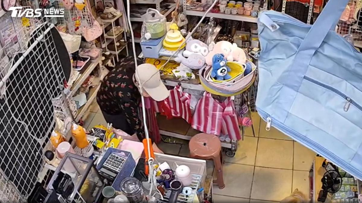 熟客變賊!婦人10秒偷8000元 店家調監視器傻眼「來過好幾次」