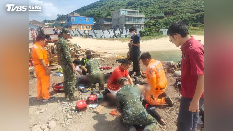 連江縣東莒猛澳港今(15)日上午發生3死重大工安事故,警消岸巡現場協助搶救。(圖/第10岸巡隊提供)