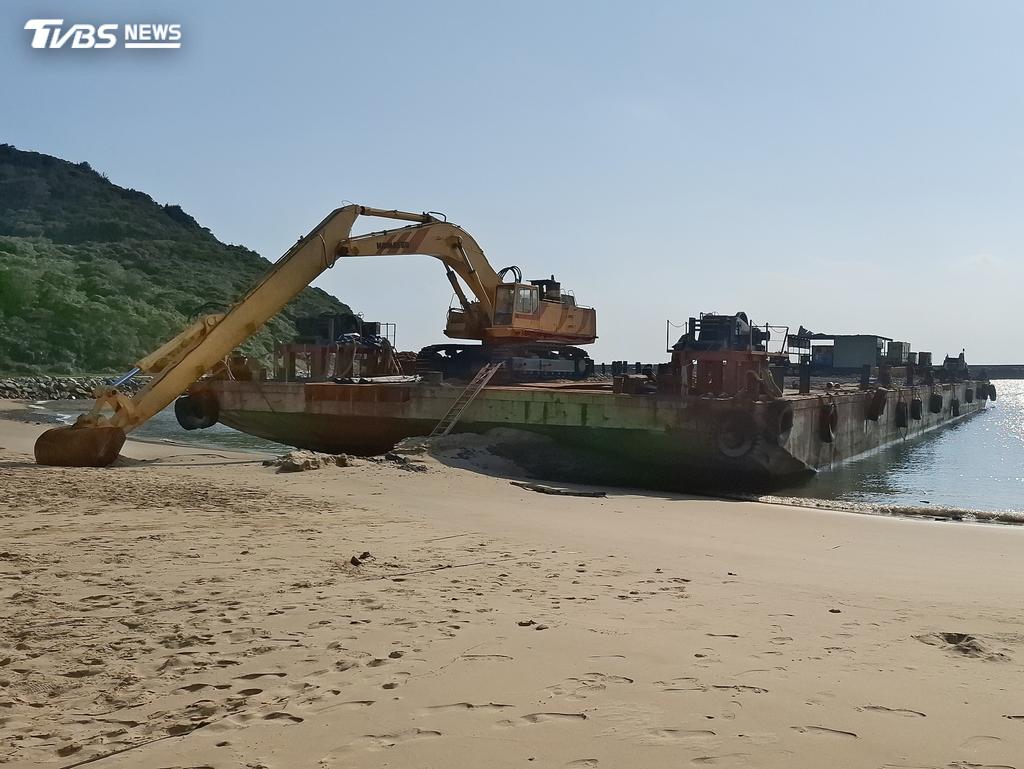 事故發生在東莒猛澳港一處浮動平台船艙內，工人疑似吸入一氧化碳當場OHCA。（圖／TVBS）