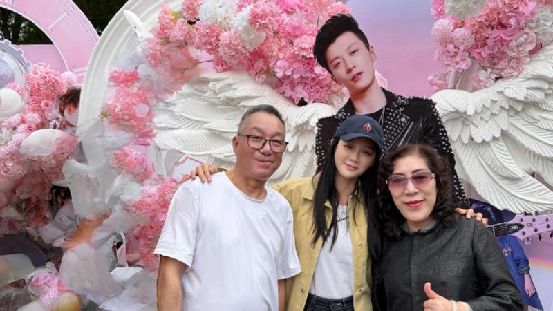 陳喬恩(中)和喬任梁爸媽合影。 (圖/翻攝自陳喬恩微博)
