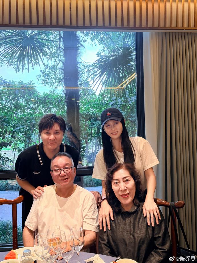 喬任梁爸、媽(前)和陳喬恩聚餐。 (圖/翻攝自陳喬恩微博)