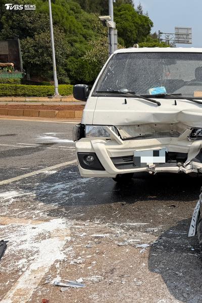 金門路口猛撞「油漆飛濺」黑車頭染白 安全氣囊爆開釀3傷