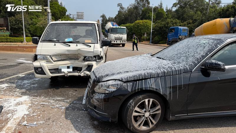 金門今(15)日上午在路口發生車禍,小貨車載的白漆噴出將黑色轎車車頭染白。(圖/程子奕攝)
