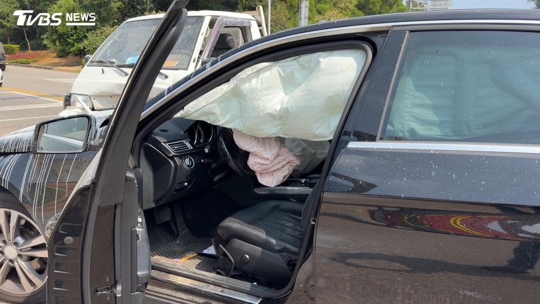 黑色轎車車內安全氣囊也全數爆開。(圖/程子奕攝)
