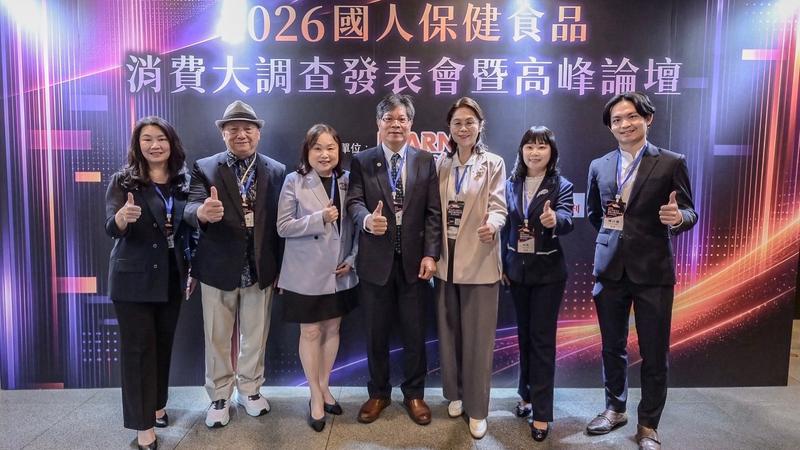 利統總經理林燕(中)出席好食課《2026國人保健食品消費大調查》高峰論壇,分享以專利布局、科學驗證與足量設計,打造功能性食品差異化競爭力,聚焦精準消費需求。圖/利統提供。