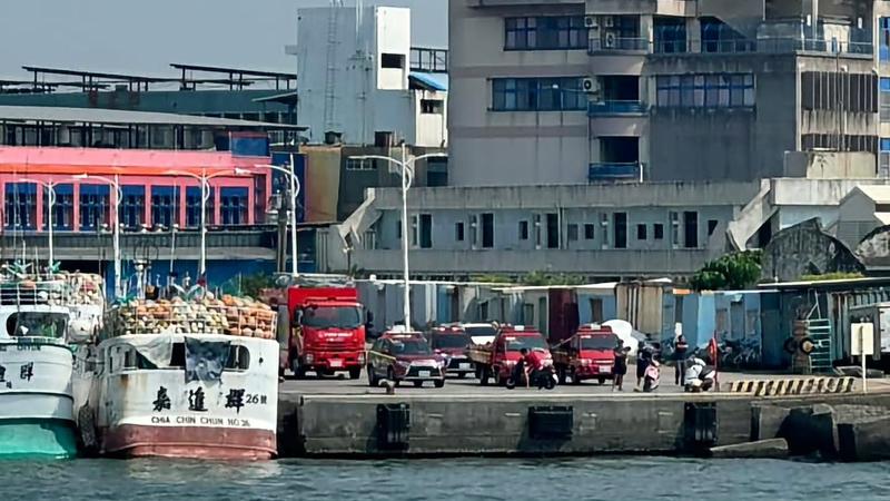 屏東男釣客墜海身亡,妻子認屍當場崩潰。(圖/翻攝自臉書社團「東港五四三」)