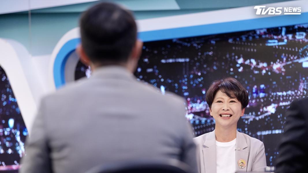 陳亭妃說,藍綠有一半的縣市長參選人都是立委。(圖/華子琛攝)