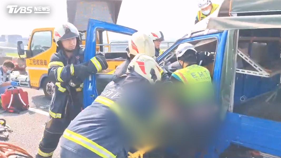 國道追撞工程車!小貨車「插進車斗」 68歲妻當場無呼吸心跳不治(圖/TVBS)