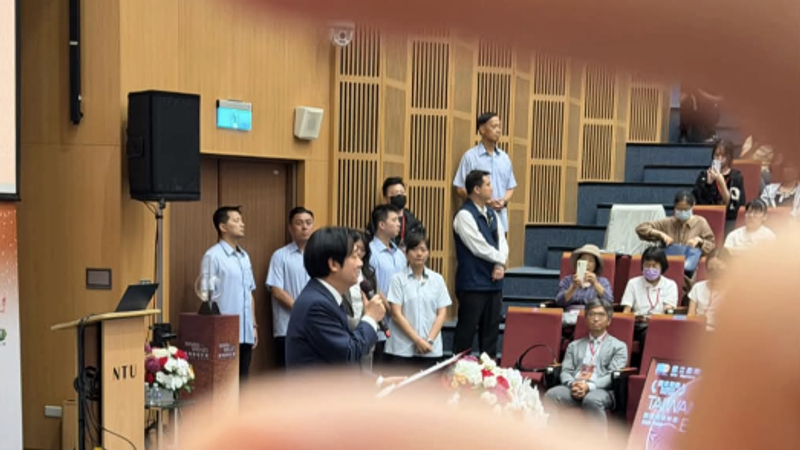 中國大陸籍交換生發出手捏賴清德的影片,並稱「小小賴清德拿下!」。(圖/翻攝自抖音)