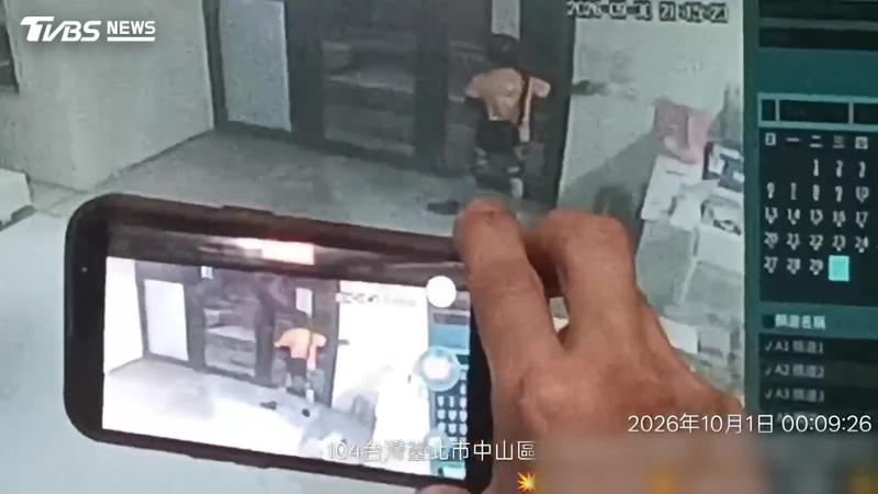 台北一名外送員日前將兩名顧客的餐點搞混送錯。(圖/TVBS)