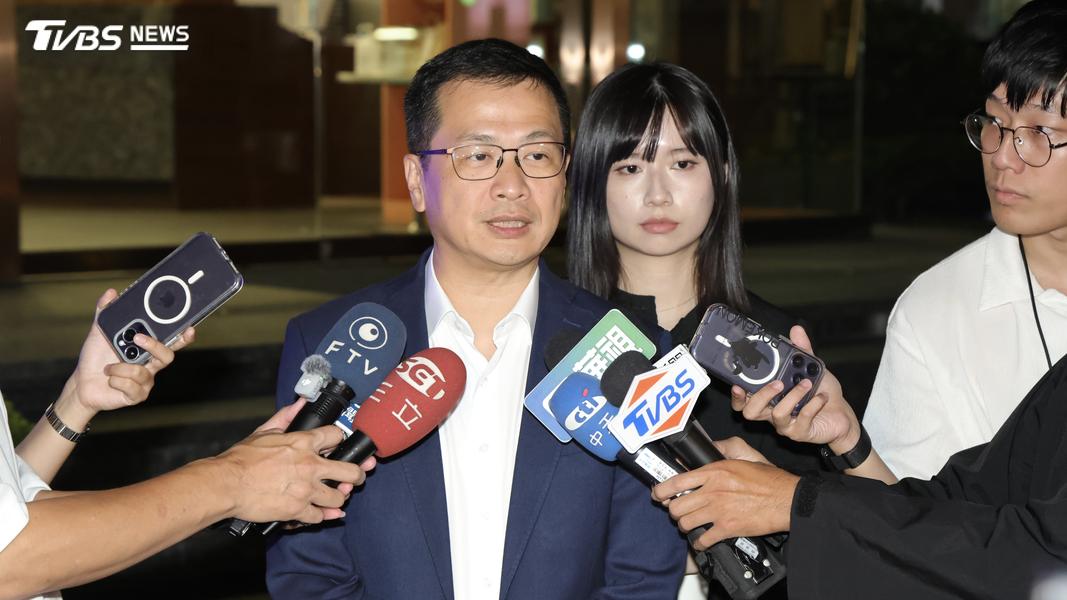 吳思瑤與羅智強代表兩方陣營達成台北市長辯論協議。(圖/潘建樺攝)