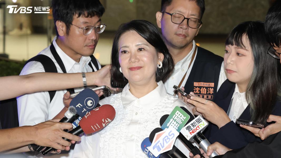 吳思瑤與羅智強代表兩方陣營達成台北市長辯論協議。(圖/潘建樺攝)