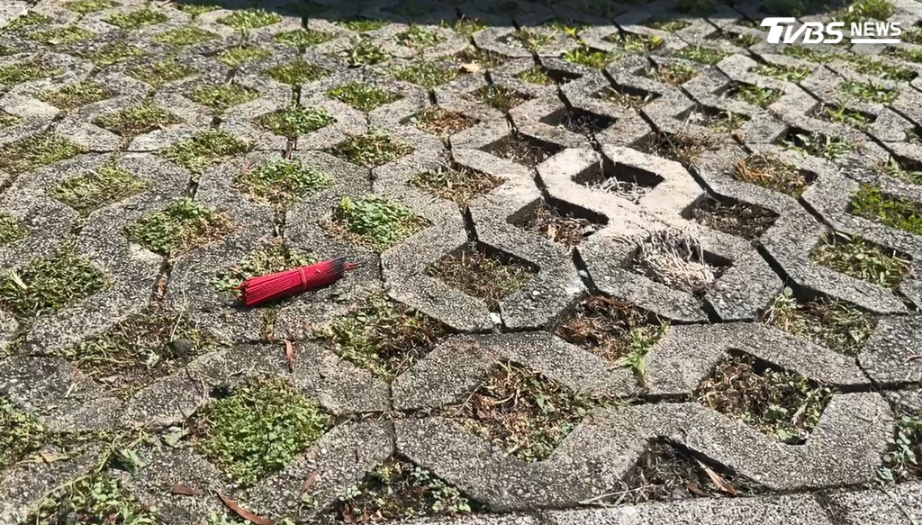 第一項疑點在於副總停放車輛的現場狀況,隨身物品都留在車上,車頭前方竟遺留燒完的整捆香與金紙(圖/TVBS)