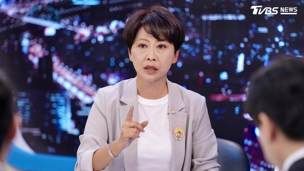 民進黨台南市長參選人陳亭妃認為對手謝龍介不懂市政,跟他辯論是浪費時間。(圖/華子琛攝)
